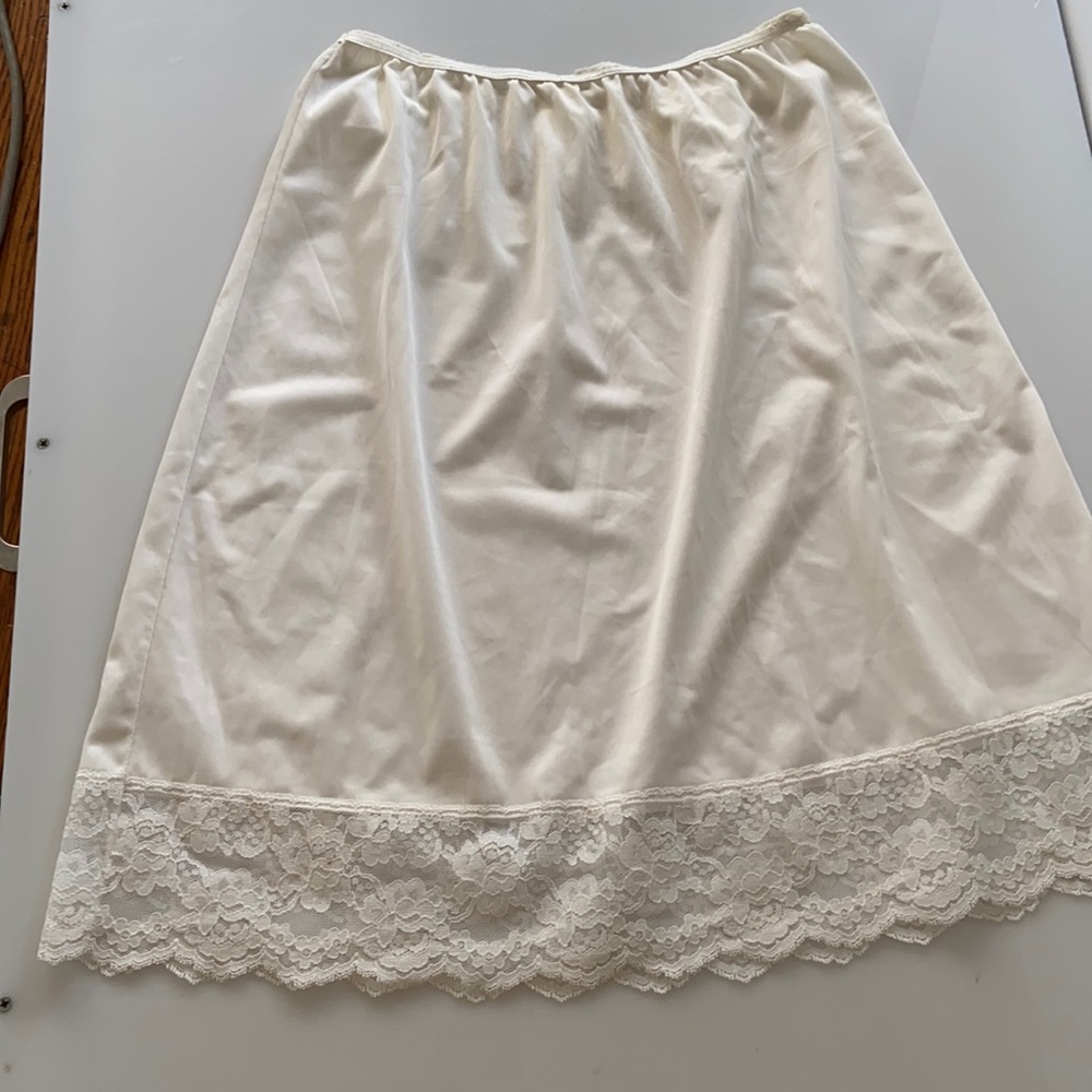 Vintage 1/2 Slip W/ Lace Trim Hem M. Cream